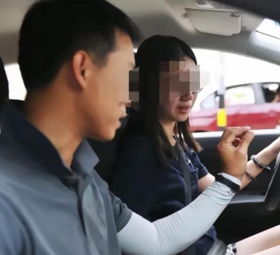 “不给摸就让你挂科。”内蒙古呼和浩特市，年轻女学员在驾校内训练科目三，遭50多岁