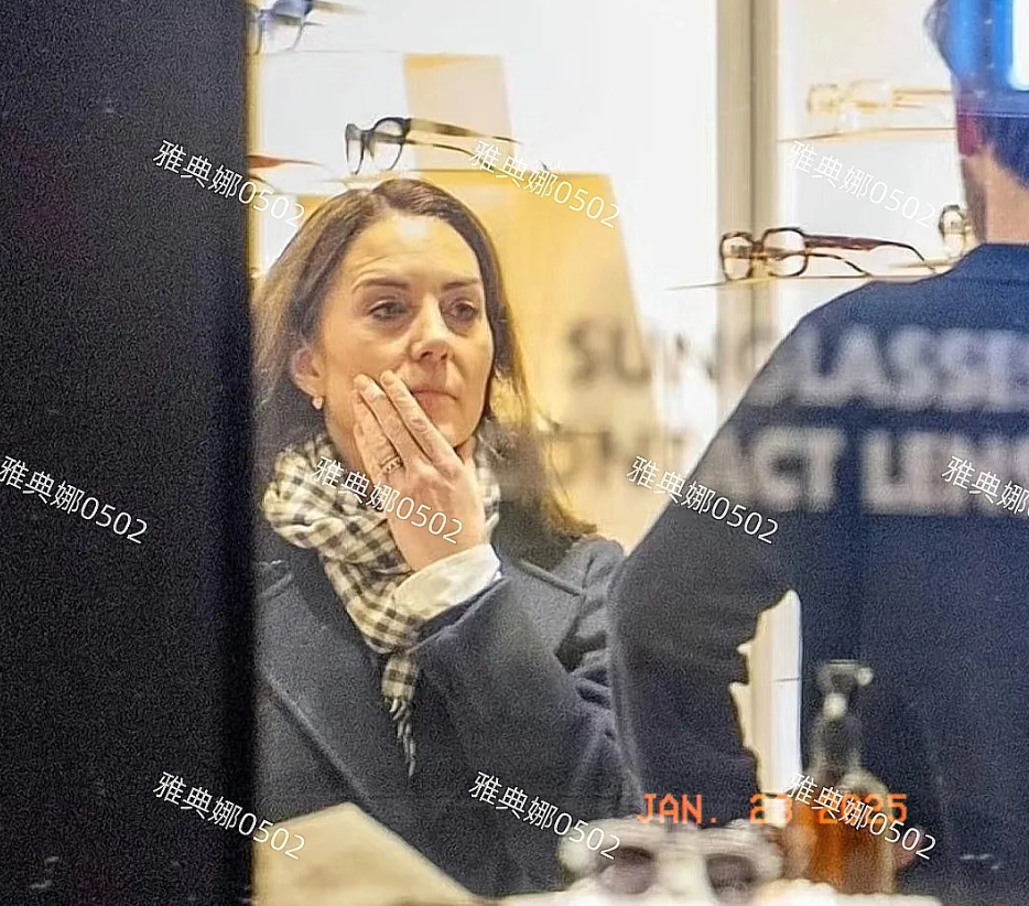 天啊，凯特王妃怎么老成这样了？
她独自一人在诺丁山购物，一改往日精致优雅完美的形