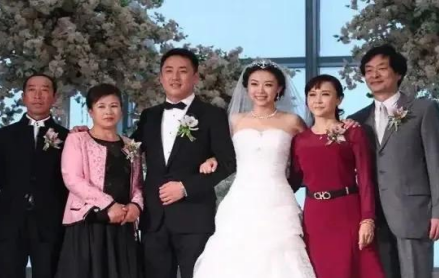 2012年，濮存昕女儿结婚，考虑到未来女婿的家庭条件不好，濮存昕偷偷塞给女儿一张