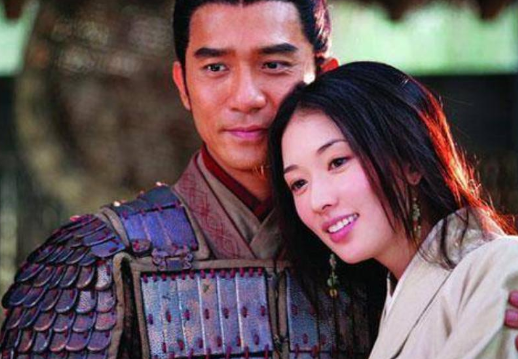 公元210年，周瑜病逝，孙到周家奔丧。孙权对守寡的小乔说：“给我做媳妇吧！”小乔