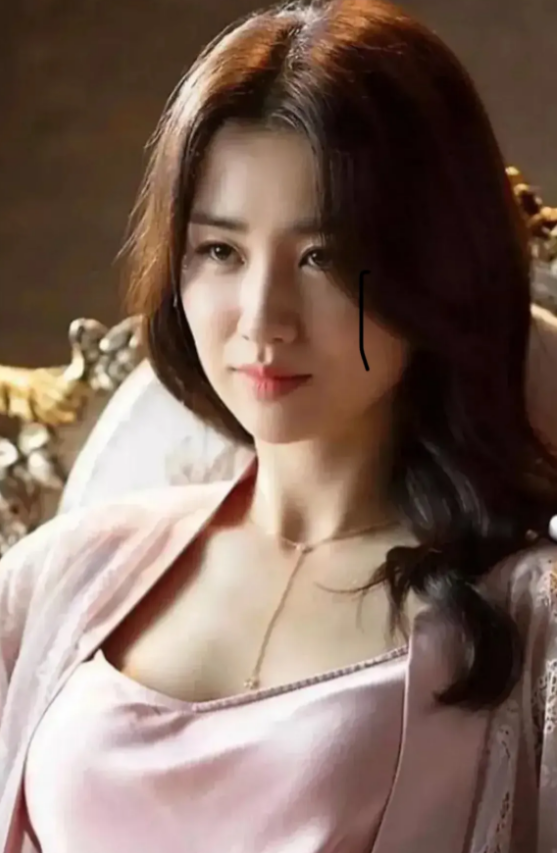 她完美诠释了，什么是真正的美女。
这样的美女，不论从事什么职业，都会赢得大家的欣