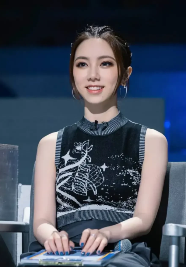 有一次，邓紫棋说：“我是一个传统的女生，我不会在没结婚前，就把第一次，交出去。”