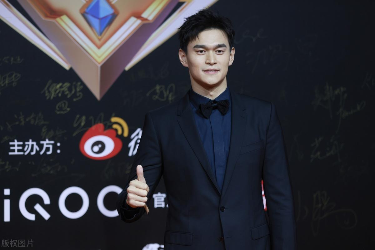 孙杨复出后在400米自由泳中游出了3分54秒98的成绩，他应该立刻做以下三件事：