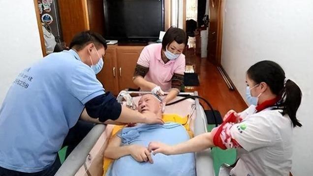 陕西女子专门为老人洗澡，500块一次，她洗的不是肉体，是尊严