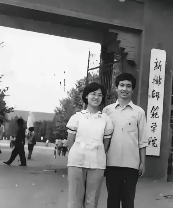纯朴简洁的美可以美得更加永恒。

我河南的表哥1979年从下乡知青考取新乡师范学