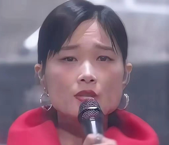 真是岁月不饶人啊！李宇春跨年晚会生图让人唏嘘不已，脸也不如以前那般精致了，下颚更