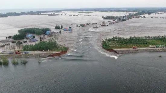 洞庭湖溃口增加至220米，水深34米，内外水位线几乎平等