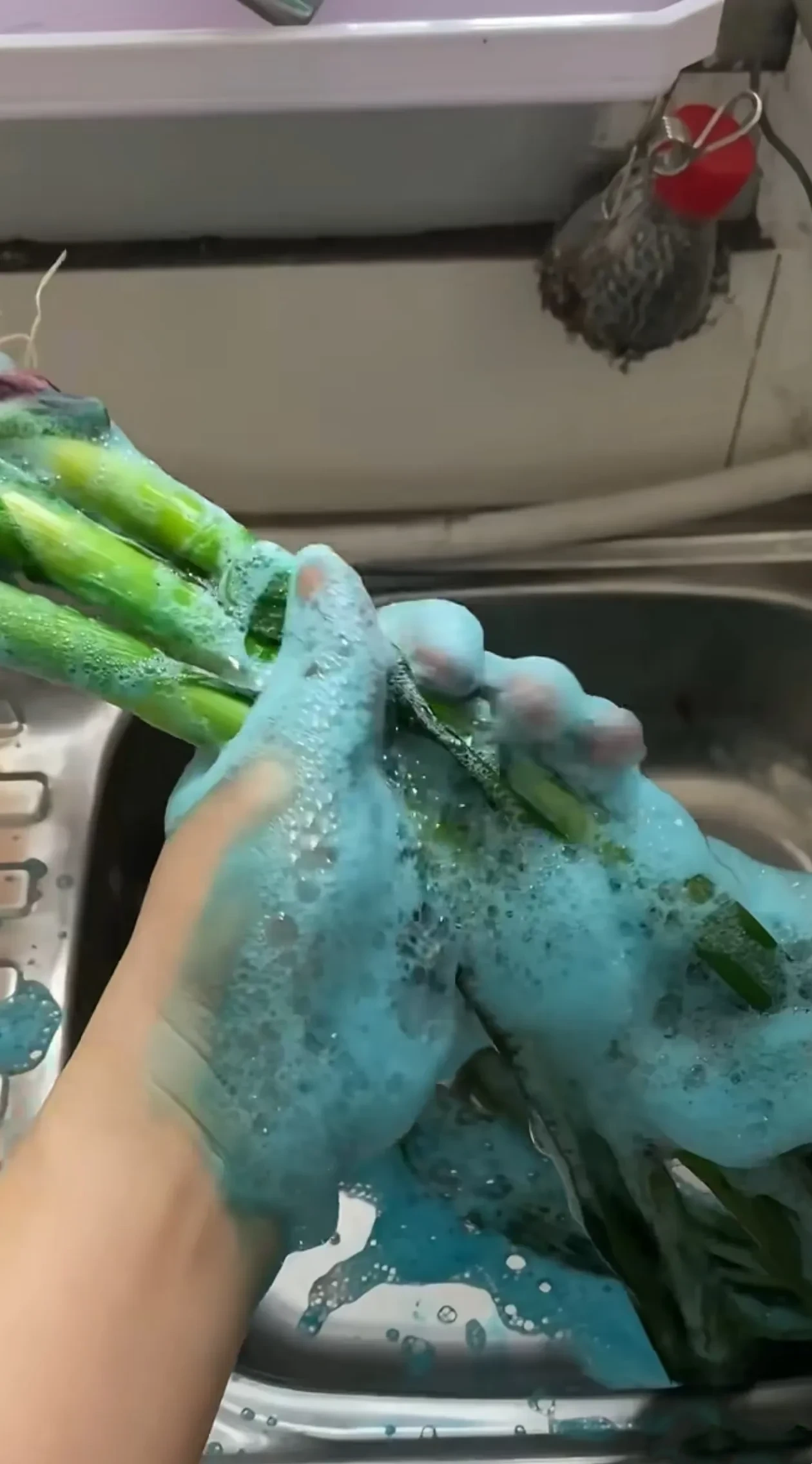 以前买老太婆的菜觉得浇尿的不干净，现在觉得至少能保命

我以前也从来没遇到，最近