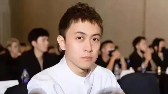 手戴千万名表 , 坐着3.6亿私人飞机 , “沪上皇”秦奋到底什么来头？
