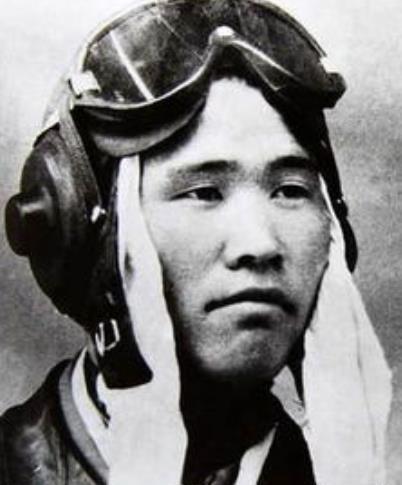 1958年，王自重驾驶米格-15与敌人激战，飞机突发故障，掉了队。12架敌机围过