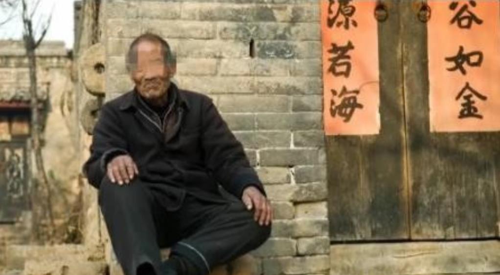 江苏徐州，一大爷是一位五保户，1998年，他的二弟看他可怜，于是就让他住在自己家