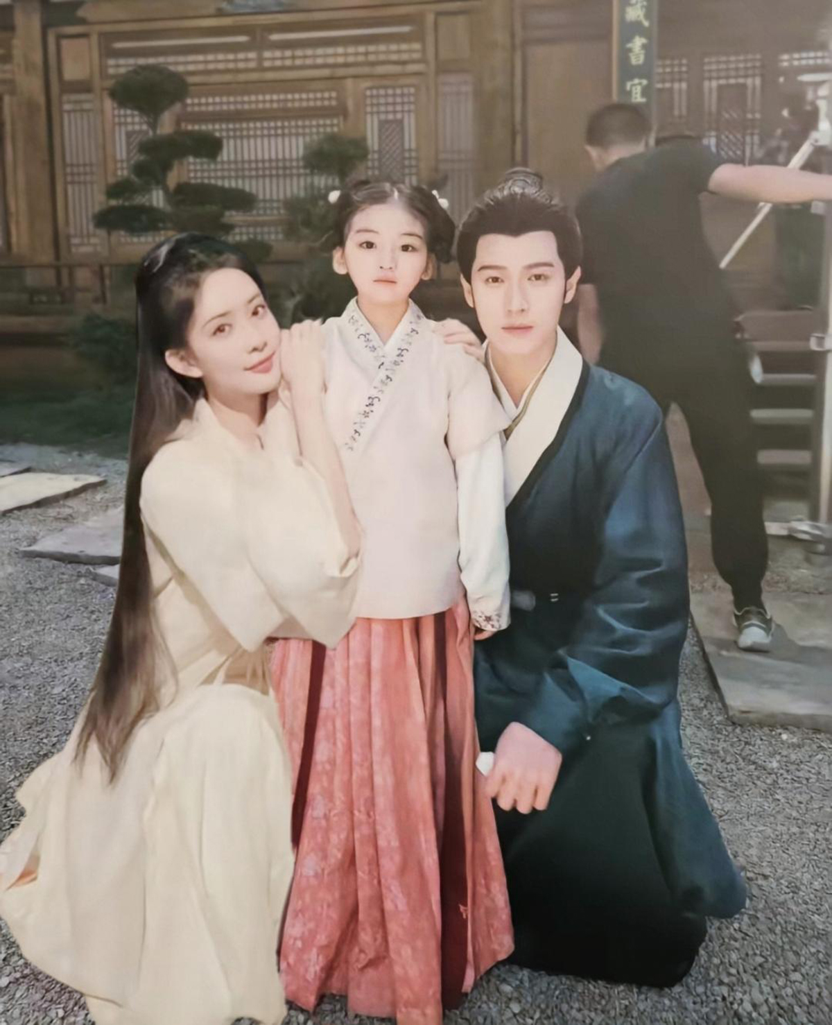 新晋导演曾庆杰，曾导不仅爱滑跪，还独爱闺女。
《九重紫》窦昭和宋墨婚后育有一女。