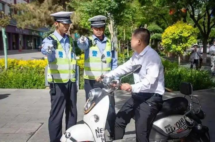 有一些老百姓对交警和城管有很多误解，觉得他们是“出来捞钱的”、“鬼子进村”。这种