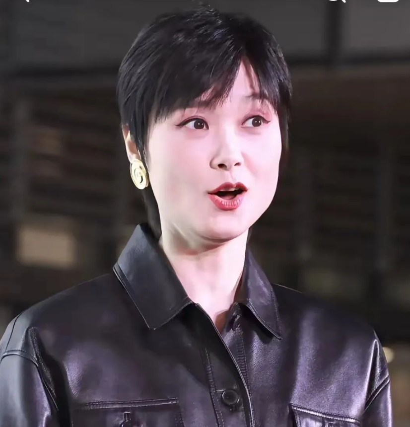 李宇春现身深圳出席商演，人气爆满，网友排成长队，等待李宇春的到来！
镜头下的李宇