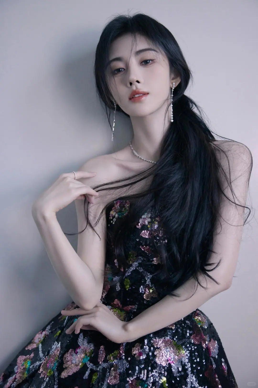 鞠婧祎黑纱满绣礼服造型，凹出满屏骨感诱惑