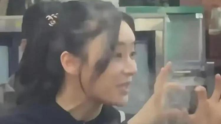 金世佳袁姗姗海南聚餐，低调吃路边摊火锅，袁姗姗素颜面容变样了