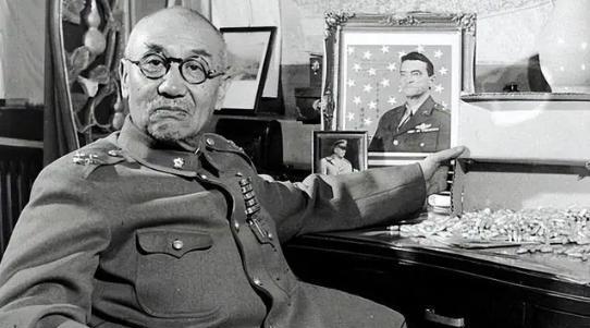 1949年，阎锡山带着十多箱黄金，和一大群随从一起登上了飞机，但飞机超重，要求减