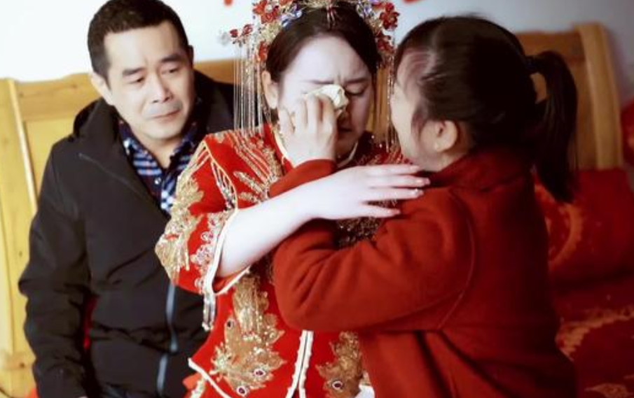 活该！女子听信闺蜜的话试探男友，原本说好的10万彩礼，闺蜜让她再加10万，怎料，