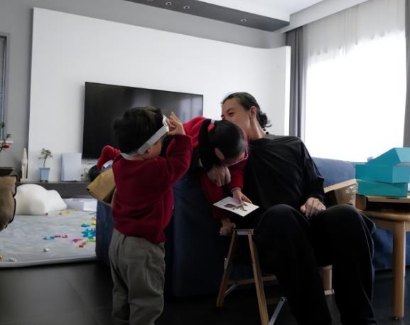 朱丹曾是知名主持人，在主持界成绩斐然，后与周一围步入婚姻殿堂。近日，她晒出露营照