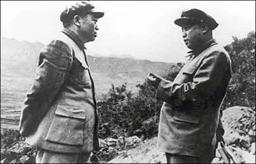 1949年，彭德怀步入会场，先是大笑，随即怒斥，示意工作人员移除毛主席身边的“猪