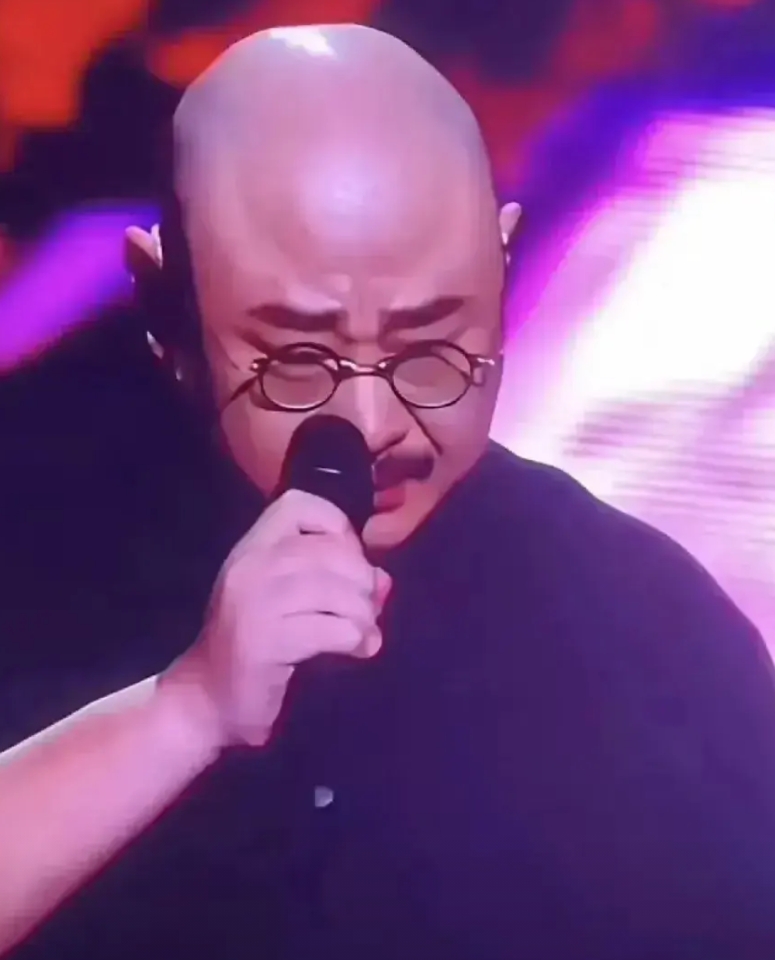 刀郎此生，有四大遗憾，走到今日，步步血泪。
遗憾一，刀郎15岁时，哥哥新交了一个