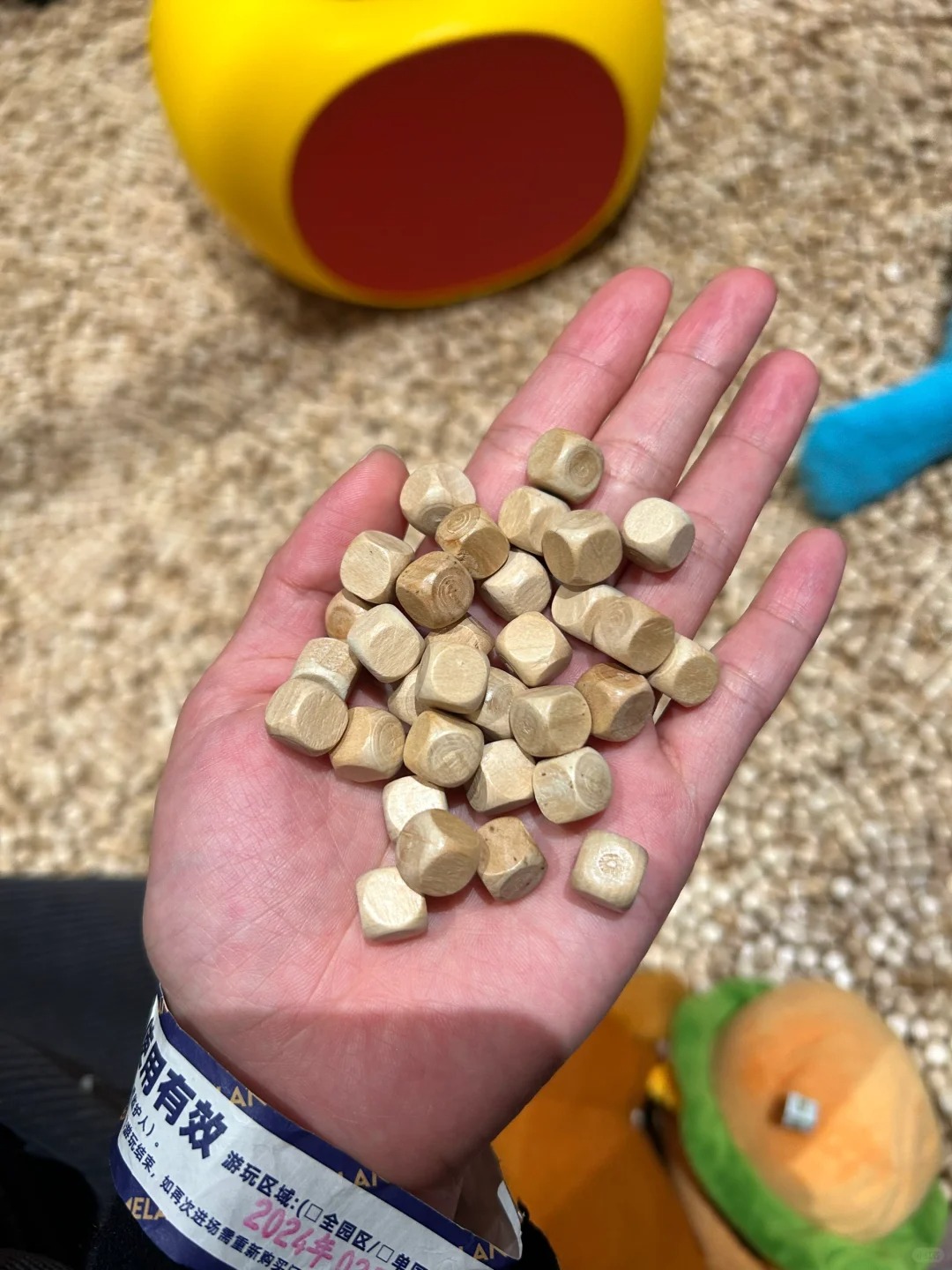 到底是谁发明的沙池放这种东西啊🥹
游乐场为啥会放这种小木头做沙池啊，踩在上面 