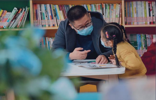 过来人分享经验，养废儿子以后，最后悔的就是让孩子吃“学习的苦头”。
看到这样一个