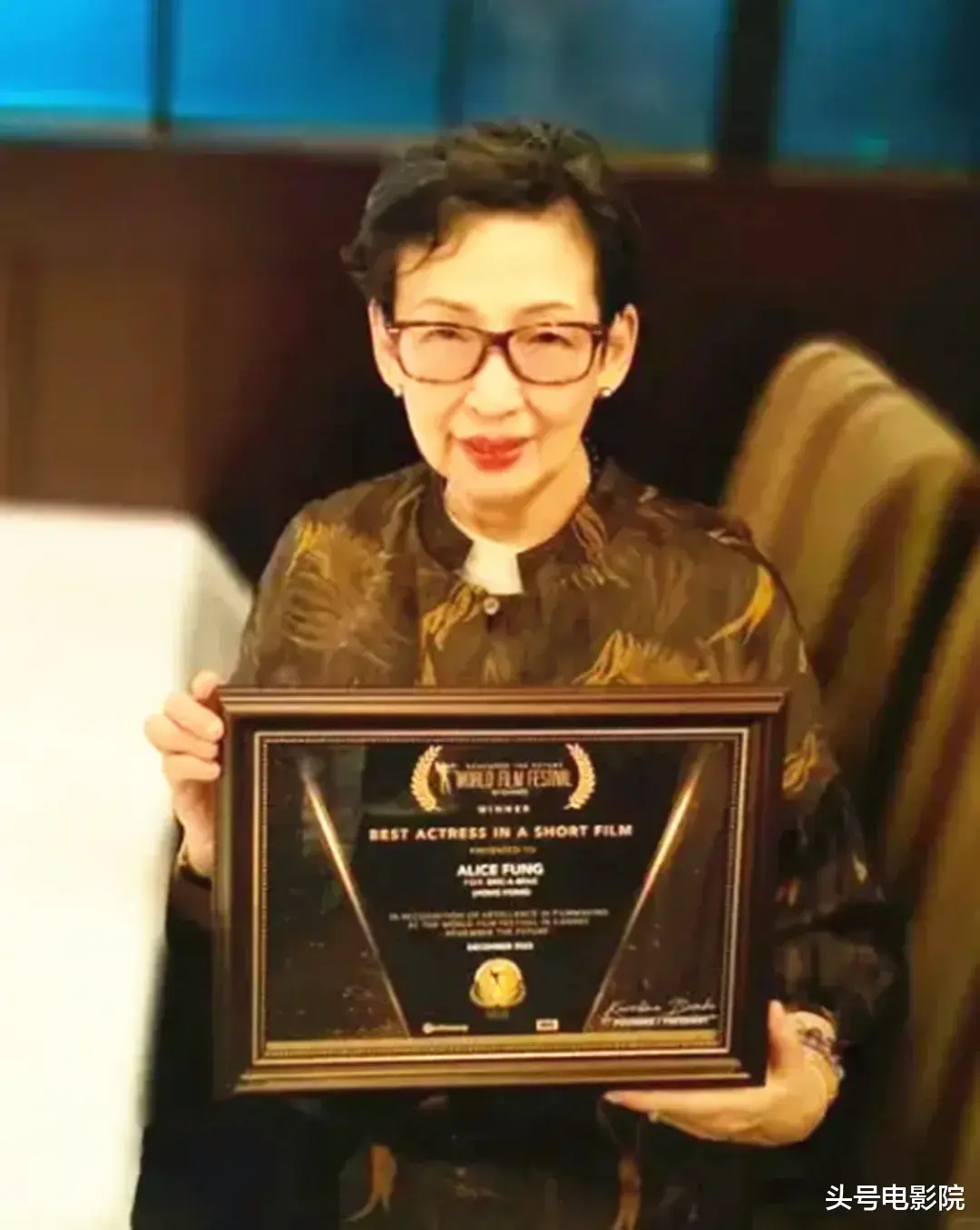 77岁香港女星获奖，古天乐恭喜！给她私人电话号码，关系藏不住了（古天乐在香港的家）-第2张图片-九妖电影
