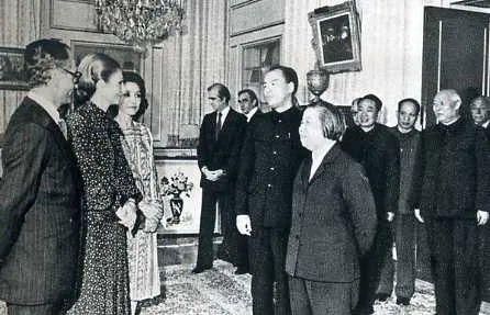 1975年伊朗公主到中国访问，她提出想见周总理。中方答复她，总理病重住院不能见，