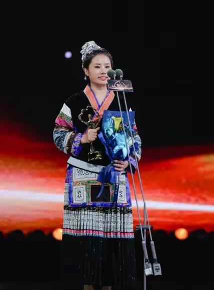 杨妞花领奖的时候，有7个细节很动容
1.第一个：她穿的是贵州的传统服饰，虽然远