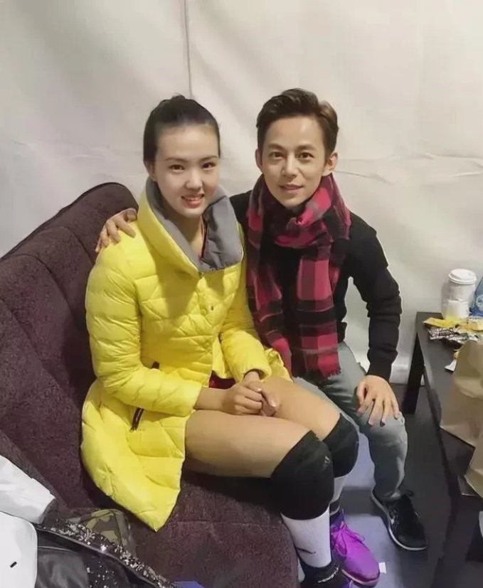 何炅搂着这一位美女是谁？被她的大长腿惊艳到了，修长又笔直太美了，本人应该很高吧。