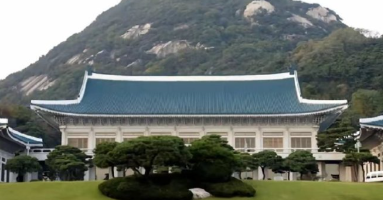 韩国的青瓦台诅咒为什么破不了？大家都不用到实地考察，看图片就知道一二了。
像不像