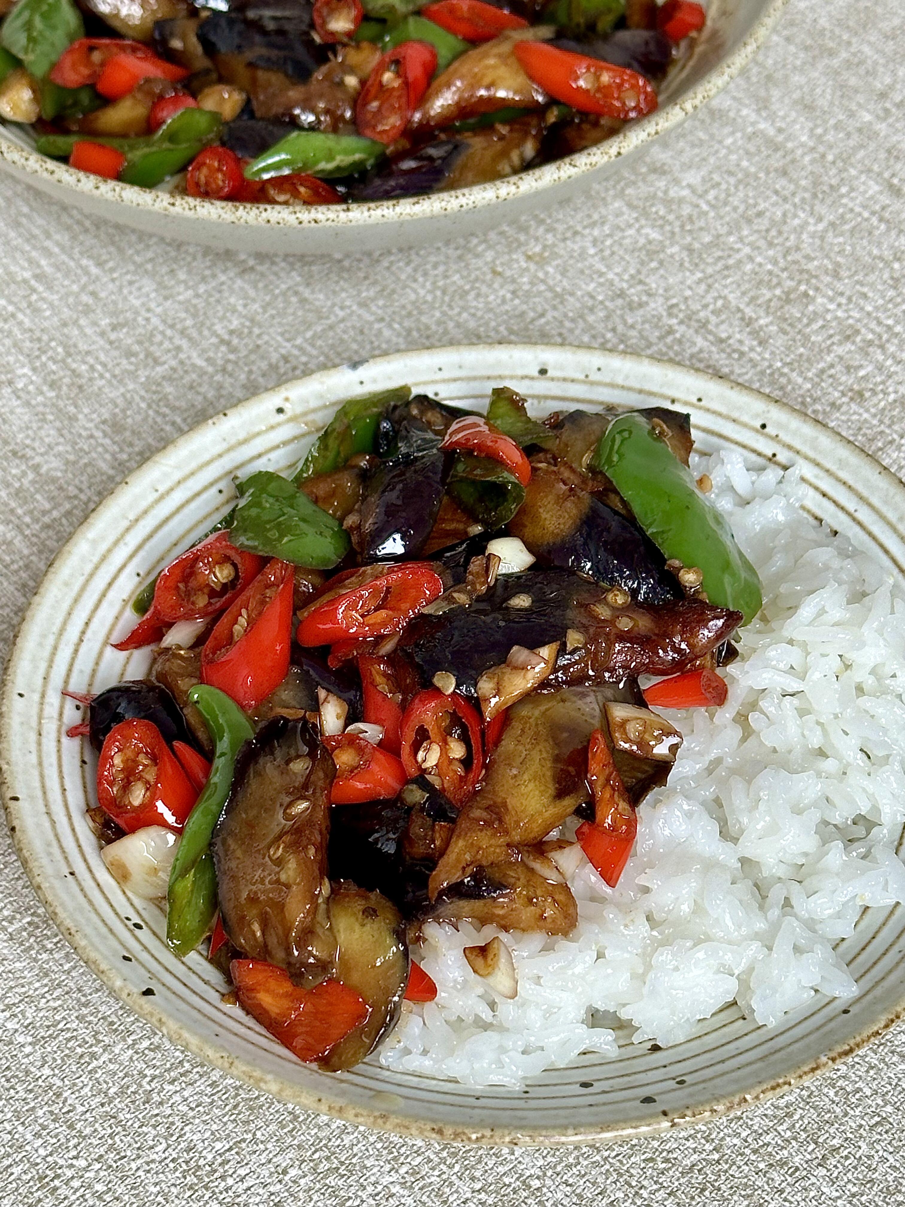 家常辣炒茄子，太香啦！尊嘟是米饭终结者！
每次做这个辣炒茄子，我都得多蒸半锅米饭