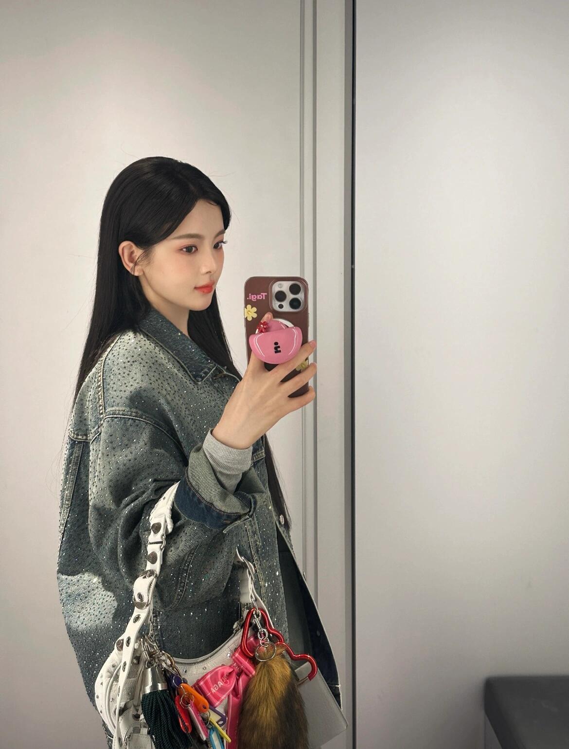 杨超越率性洒脱的牛仔外套