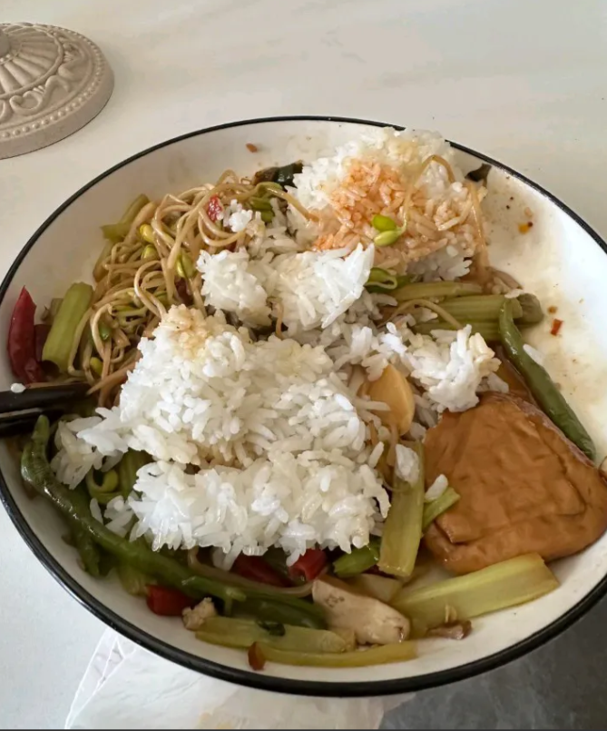 我今天下班晚一点，我问我老婆，你给我留饭了吗？他说在锅里面，我打开过一看，是他们