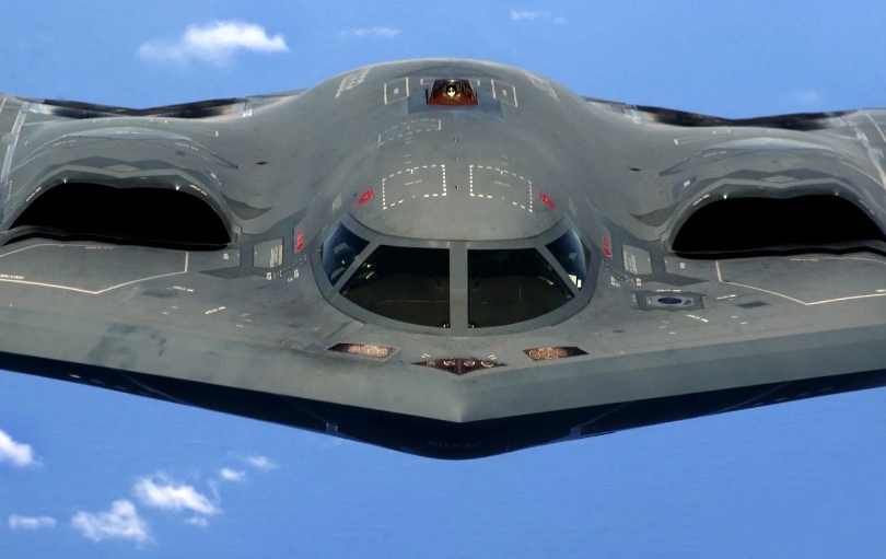 B-2轰炸机的两个旋转弹架能携带16枚AGM-129型巡航导弹，也可携带80枚M