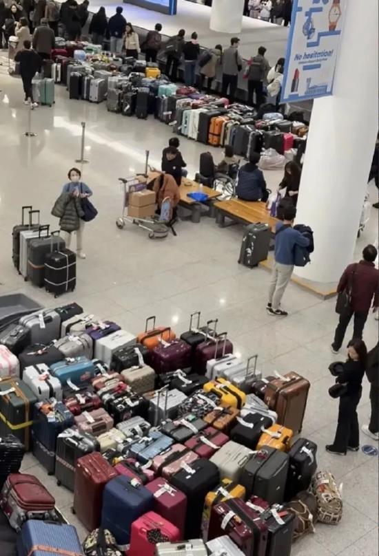 韩国大雪致航班延误，机场混乱被滞留近40小时。这些人怎么不吐槽韩国机场了，假如最