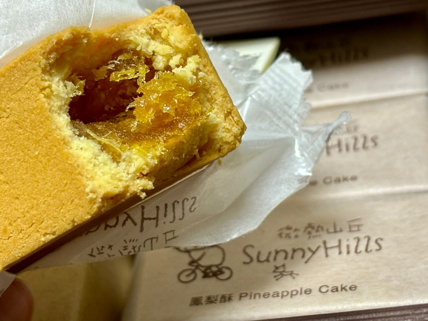 曾以为微热山丘是凤梨酥天花板 直到吃到了
老公同事是台湾人，过年回家带了日出的凤