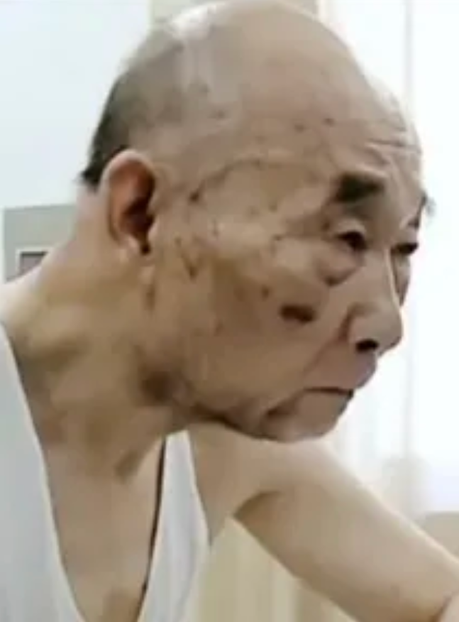 “中国导弹打的如此精准，全靠这位身穿5块钱背心的老人！”徒手造出值上亿装备的老人