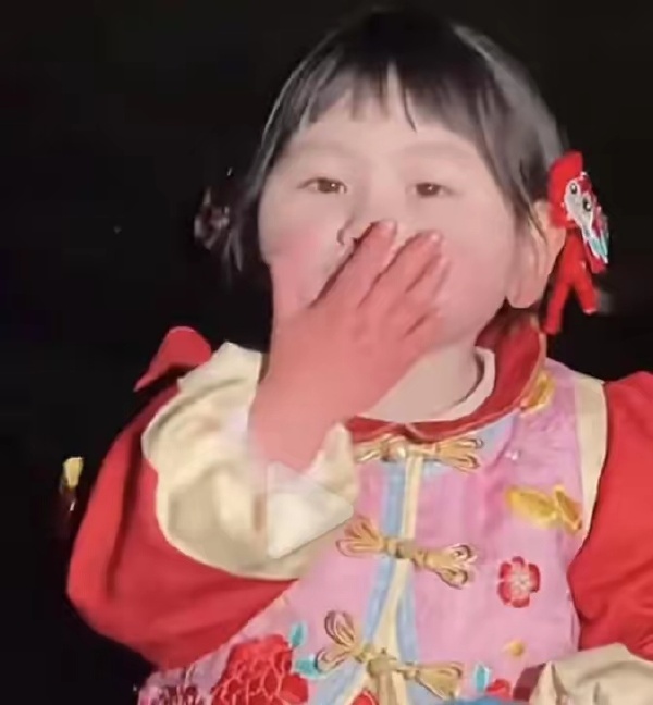 为了流量毫无下限？小网红瑶一瑶被质疑成为其父母的敛财工具