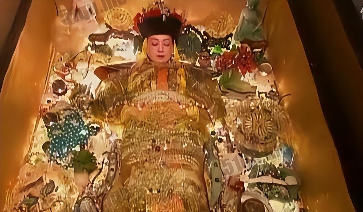 慈禧太后，清朝末期的掌权者，因其奢侈生活和对权力的追求，使清朝陷入腐朽与屈辱。她