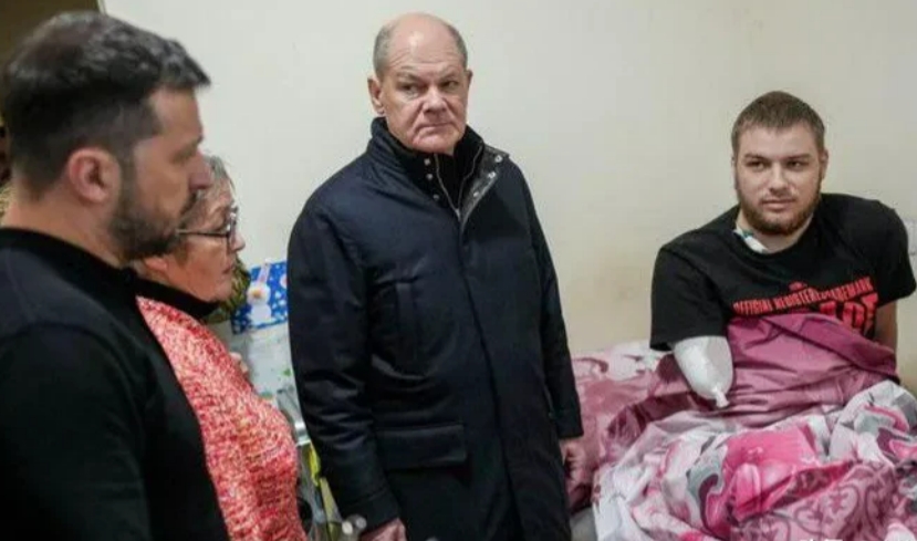 舒尔茨跑到基辅探望那些被俄军做了手术的换皮北约兵