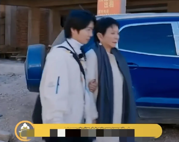 刘晓庆又被向太她们背后蛐蛐了，在回去休息的路上，刘晓庆嫌向太她们走的太慢，就撇下