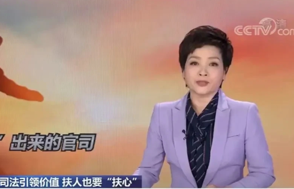 “现代版农夫和蛇！”浙江嘉兴，一老太太进小区里摆摊卖菜不慎跌倒，围观人群都不敢扶