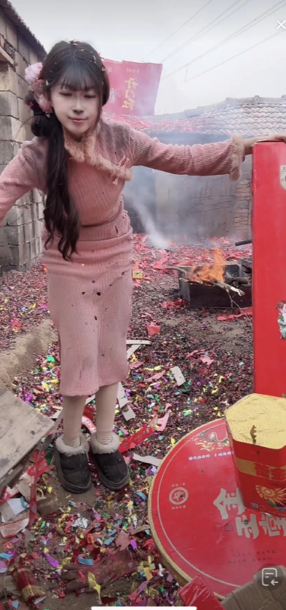 无意中刷到的，三四万人在线，放个鞭炮那么多人围观，看不懂了