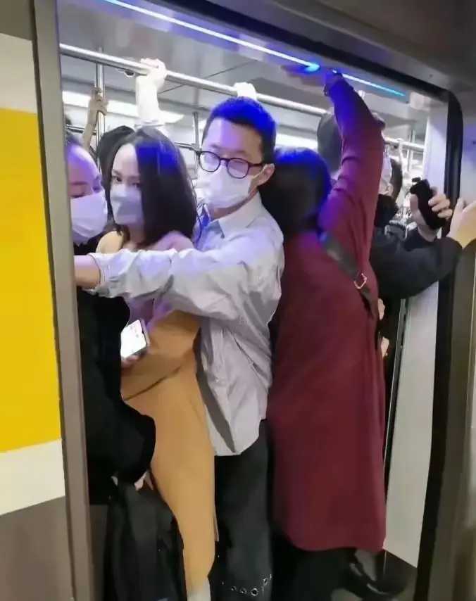 看这个女士的眼神！若我在场，绝不会等下一趟地铁！ ​​​
