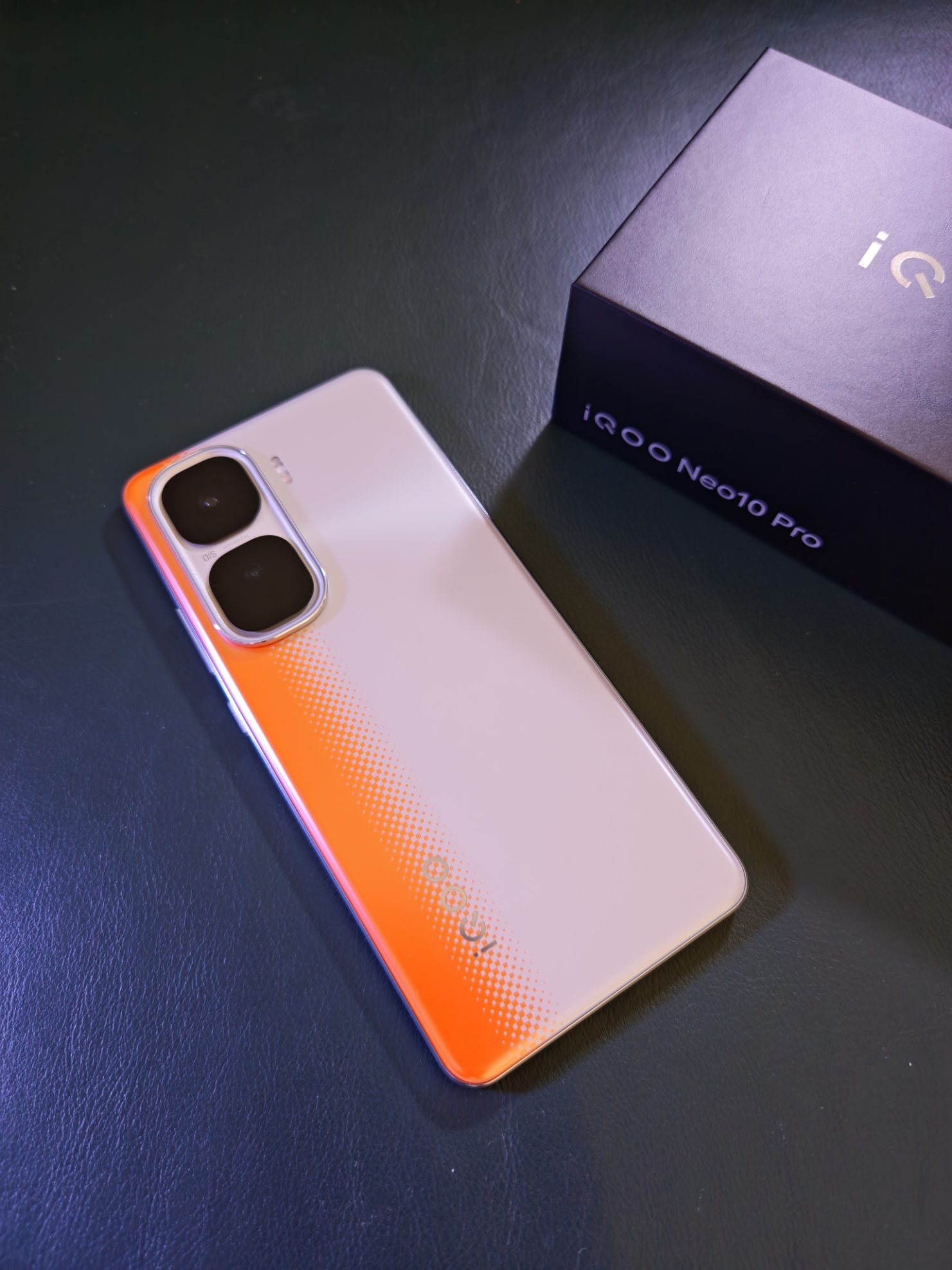 iQOO Neo10 Pro超前上手，隐藏LOGO设计太有趣了！
老Q拿到手的是