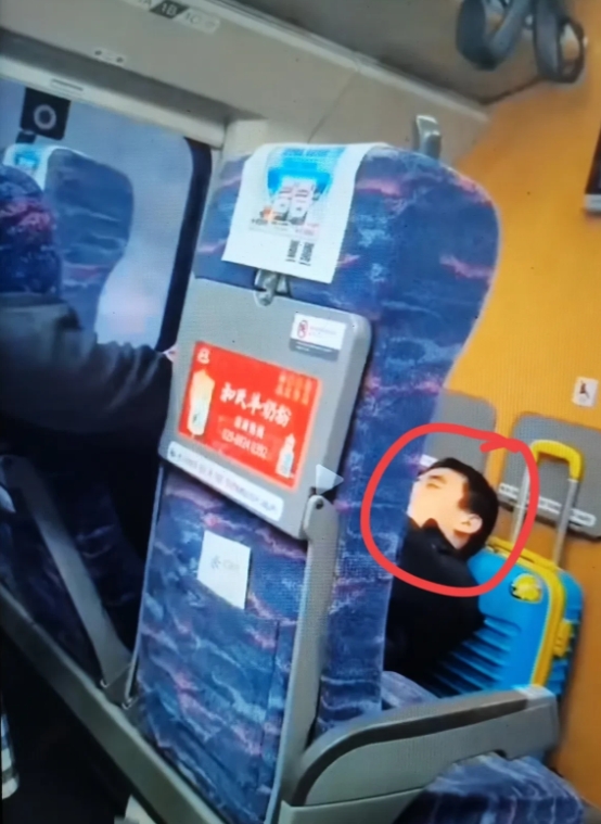 高铁上男子脱鞋反向伸双脚，悬在后座女子面前几公分，对方捂鼻：太臭了！遂有人大喊乘