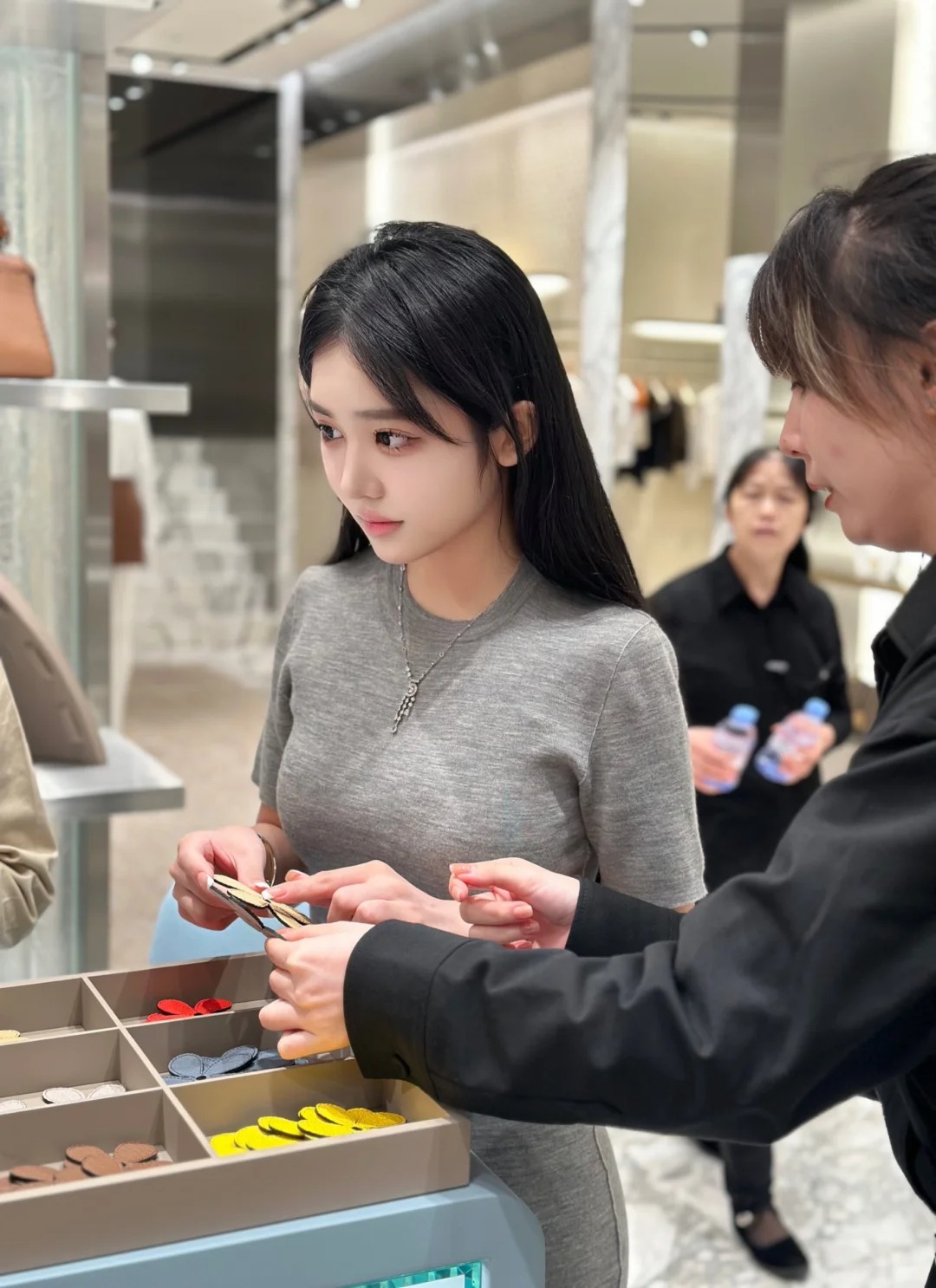 来FENDI做小花花啦