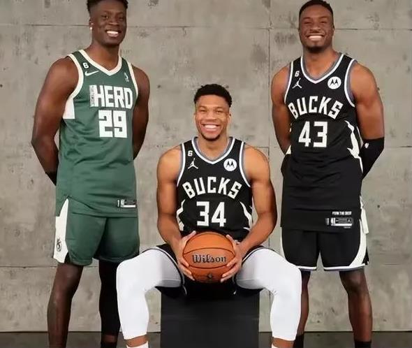 最强关系户！雄鹿准备签下字母哥哥哥！
理由是:字母哥哥哥是更衣室的欢乐豆！
字母